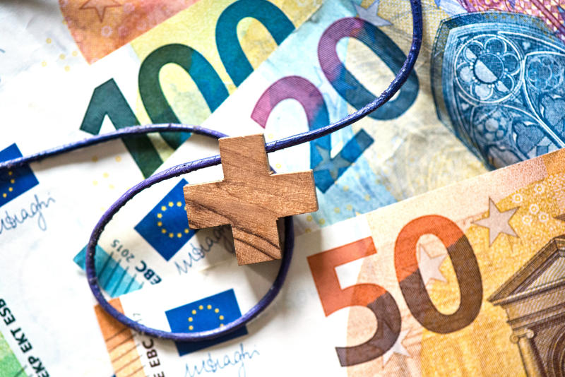 Kreuz auf Euro-Banknoten (Symbolbild) (epd-bild/Heike Lyding)